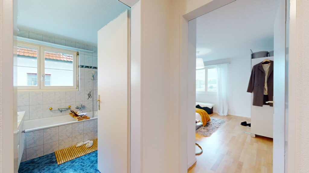 Blick vom Flur in Bad und Schlafzimmer