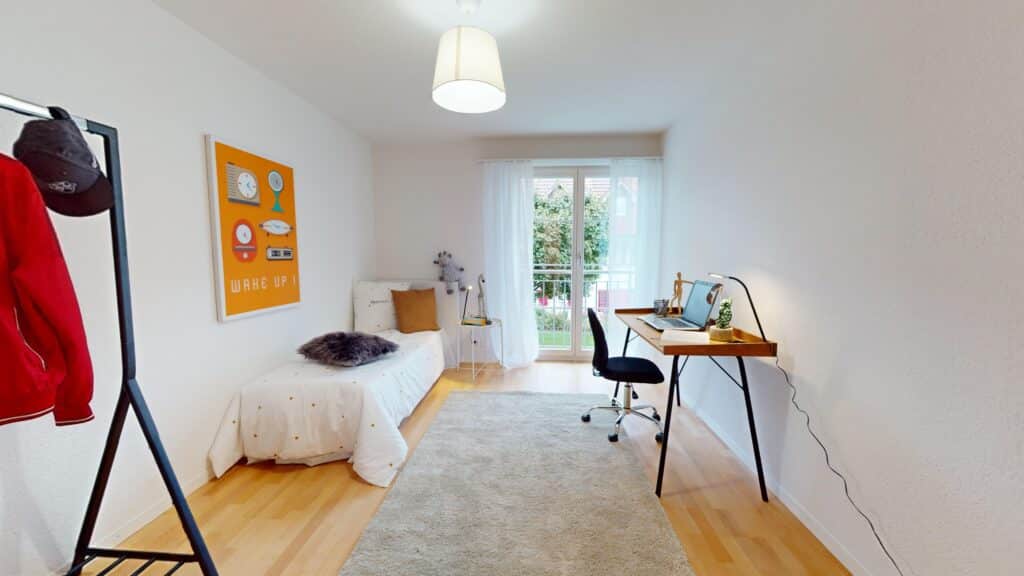 Helles Schlafzimmer mit Arbeitsplatz