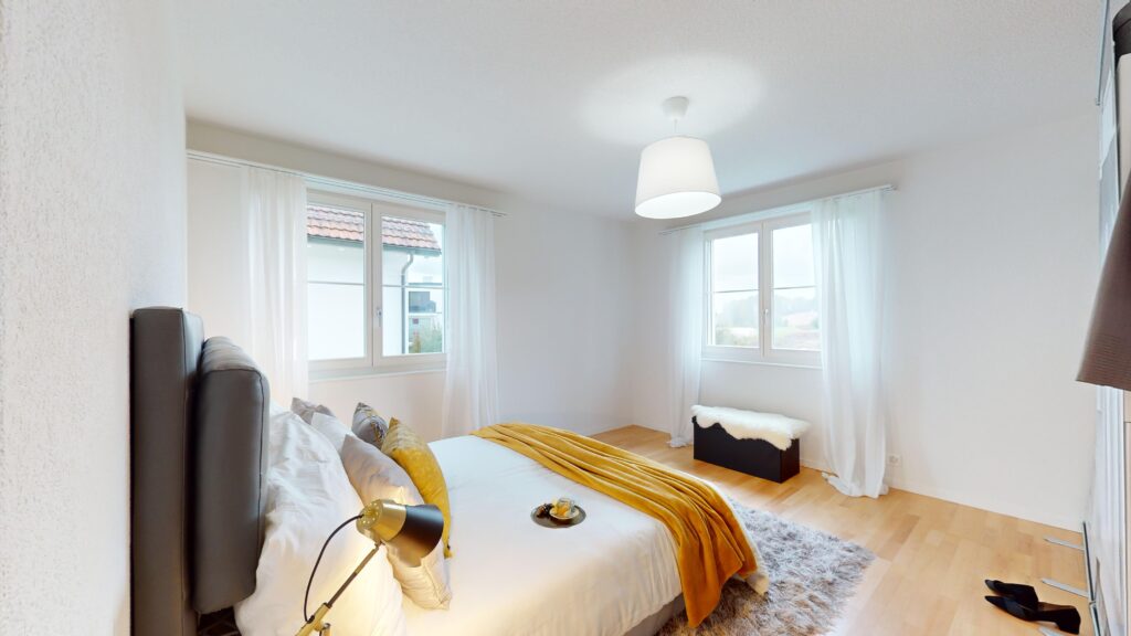 Helles Schlafzimmer mit Doppelbett