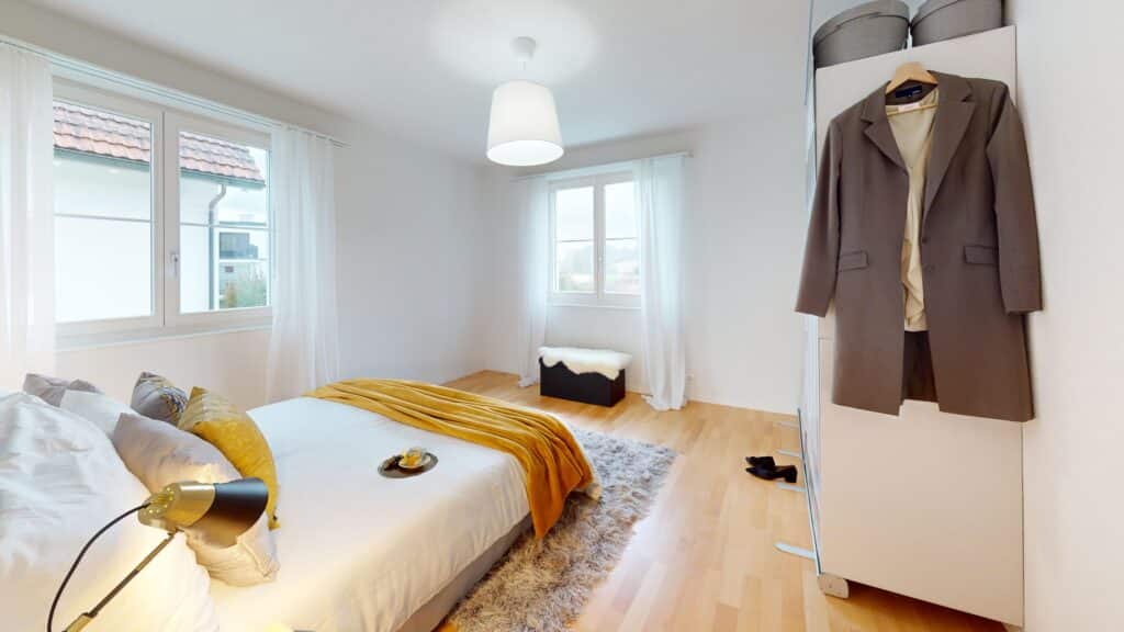 Helles Schlafzimmer mit minimalistischem Mobiliar