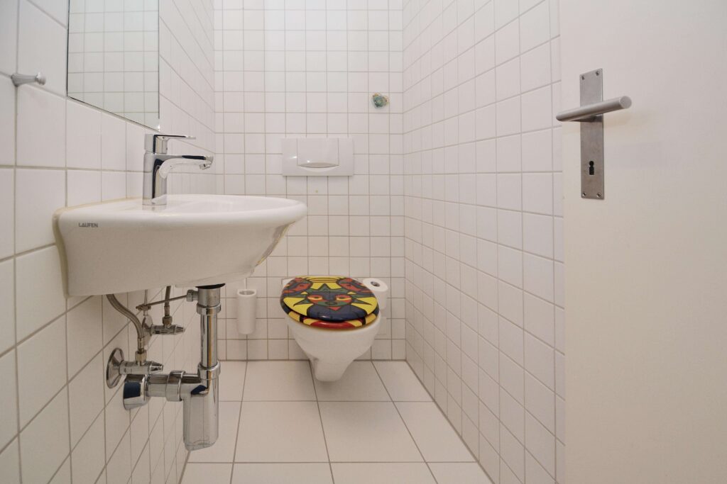 Gäste-WC mit Wandwaschbecken und WC