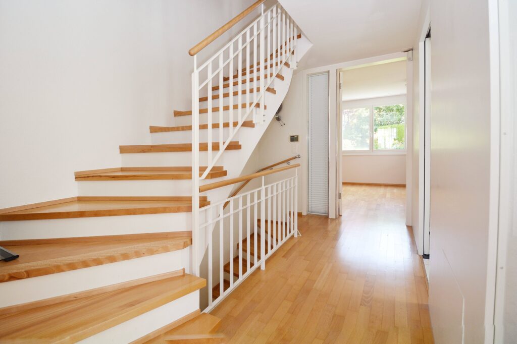 Heller Flur mit offener Treppe