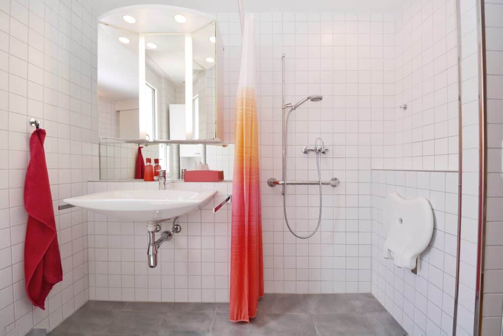 Modernes Badezimmer mit Dusche und Waschbecken