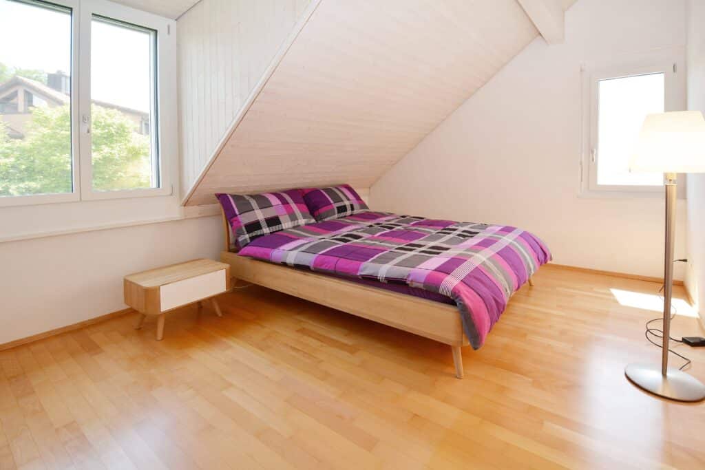 Dachgeschoss-Schlafzimmer mit schräger Decke
