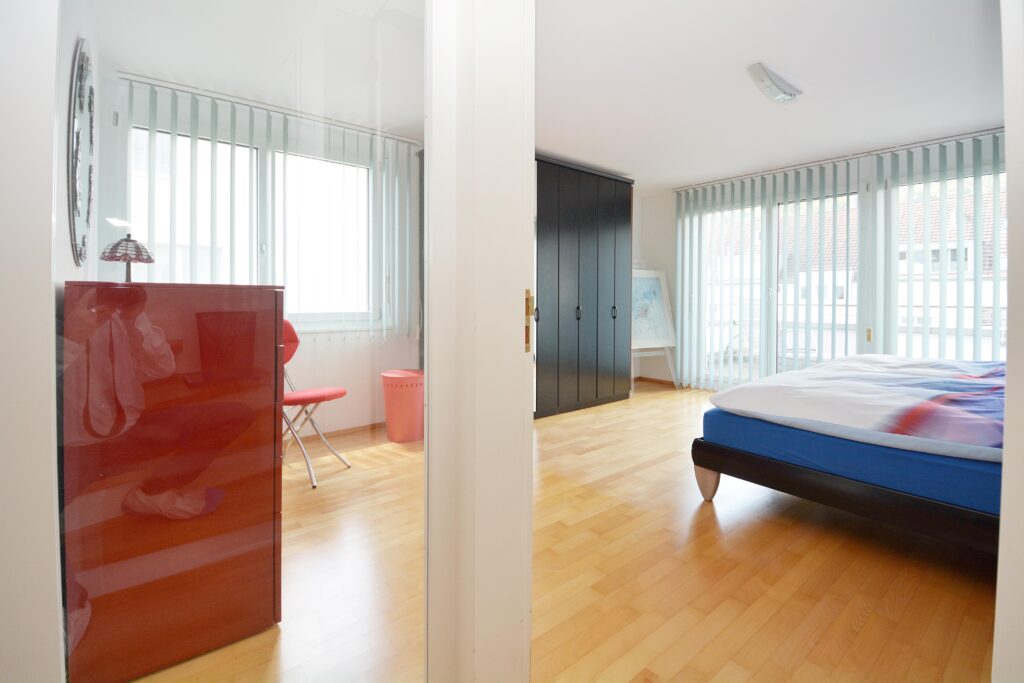 Helles Schlafzimmer mit großen Fenstern
