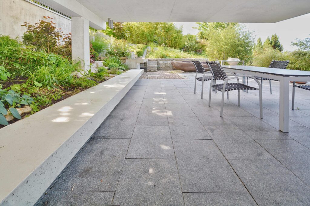 Überdachte Terrasse mit Garten