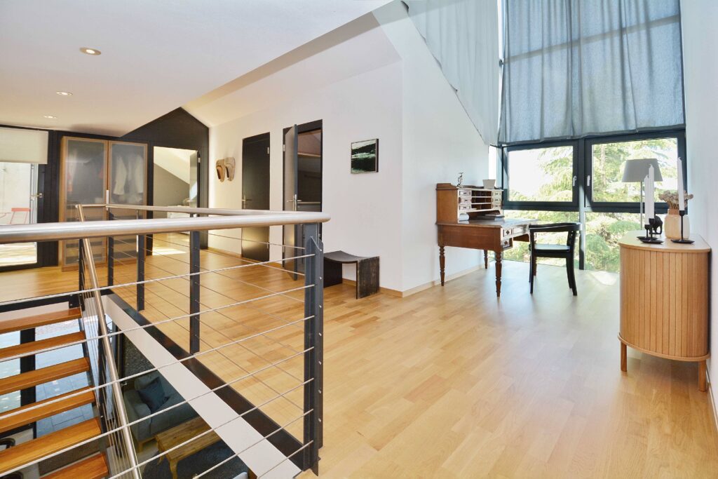 Offener Galeriebereich mit Arbeitsnische