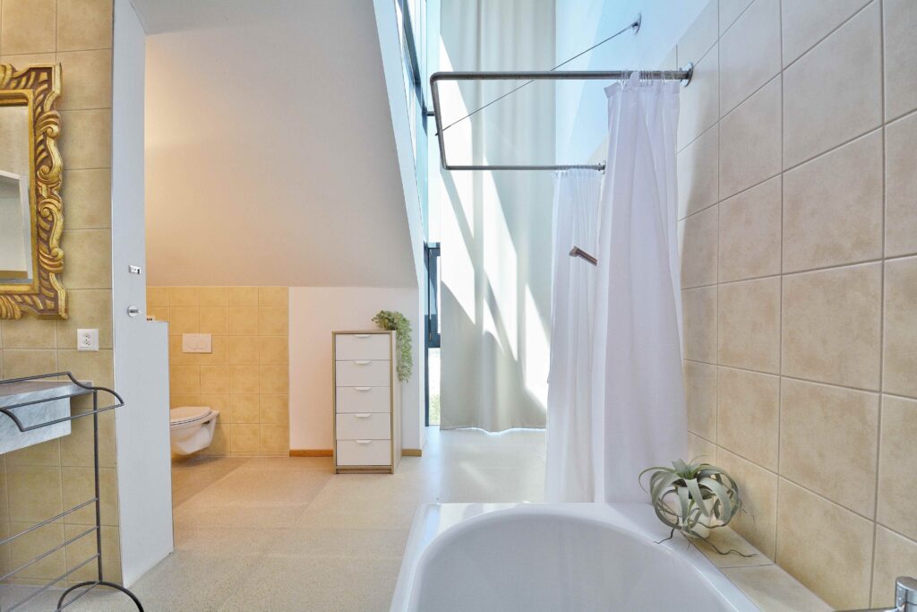 Helles Badezimmer mit Dachfenster