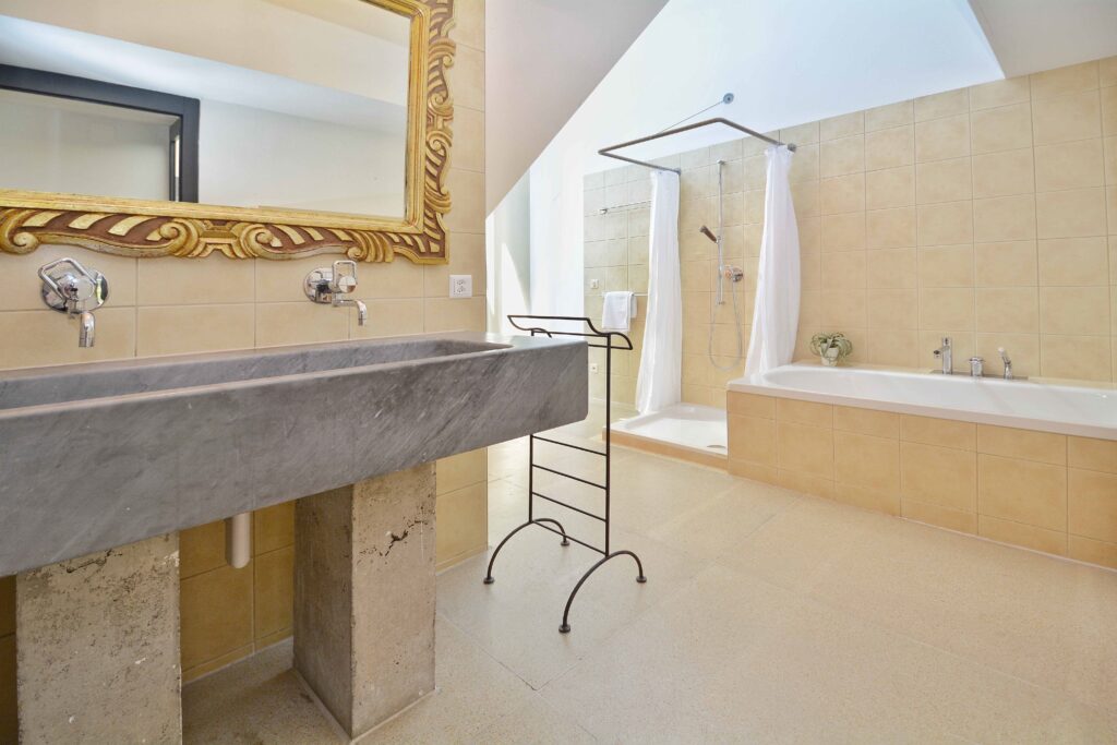 Badezimmer mit großer Dusche und Wanne