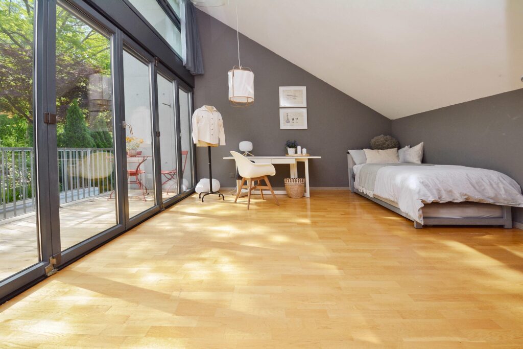 Helles Dachgeschoss-Schlafzimmer mit großer Fensterfront