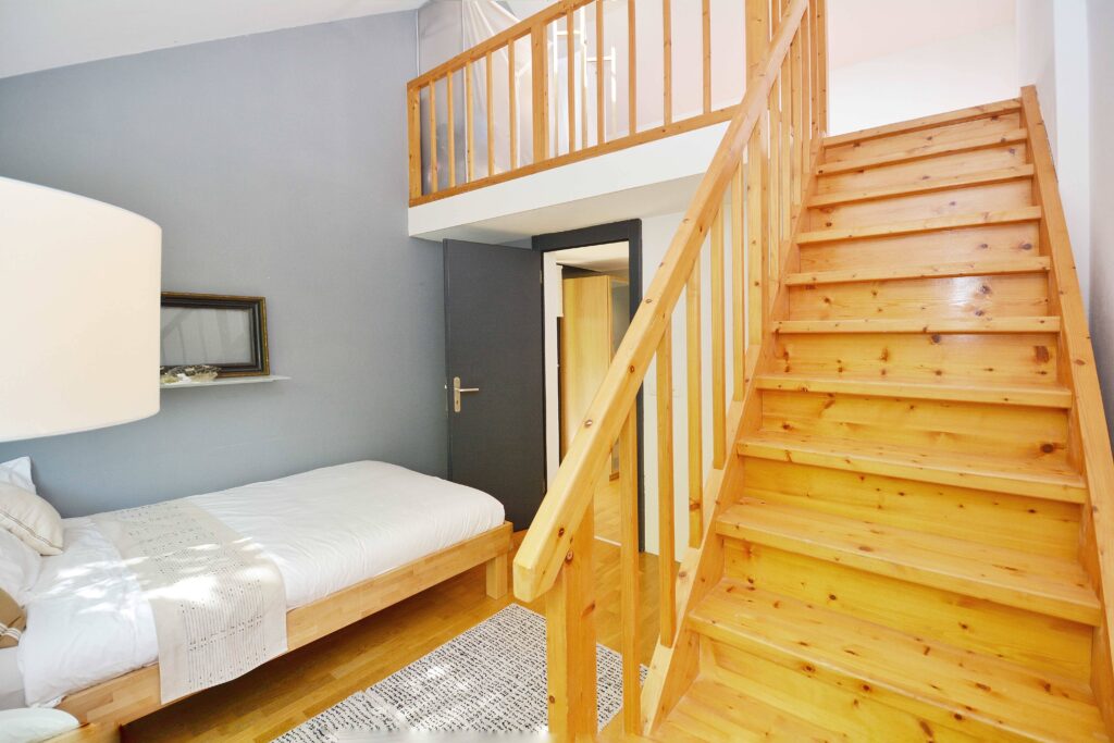 Schlafzimmer mit Holztreppe
