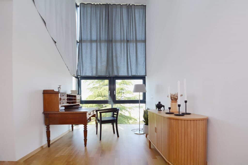 Heller Wohnraum mit hoher Fensterfront