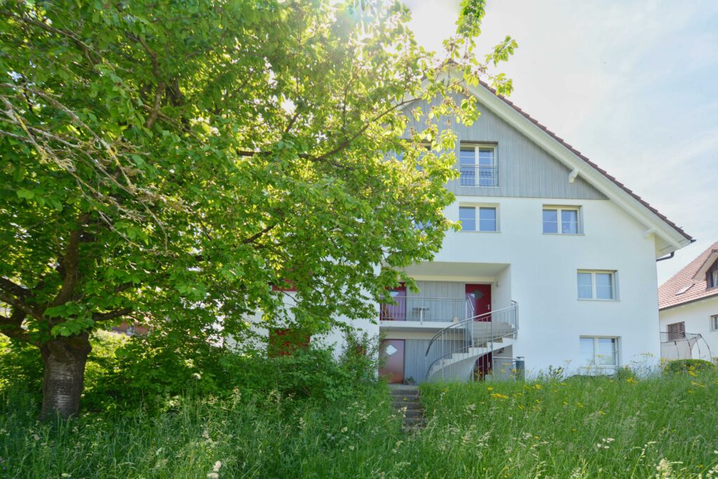 Mehrfamilienhaus mit Garten und Außentreppe