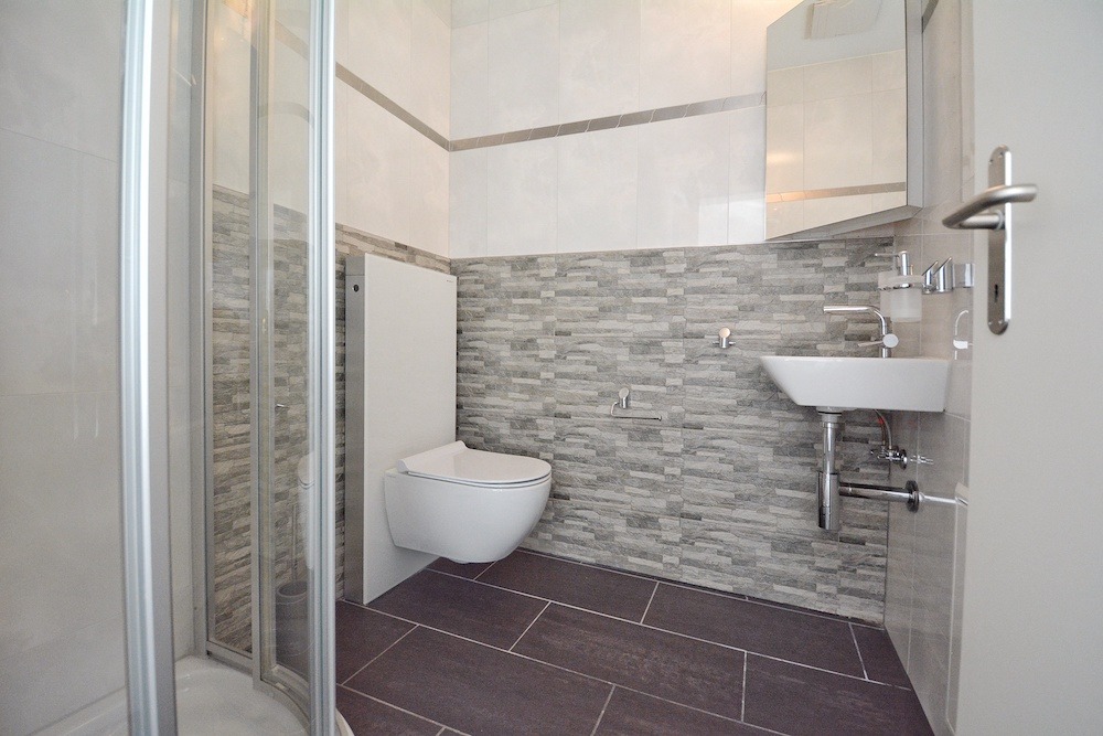 Modernes Gäste-WC mit Dusche