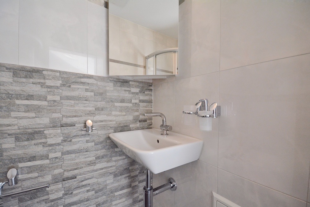 Modernes Badezimmer mit wandhängendem Waschtisch