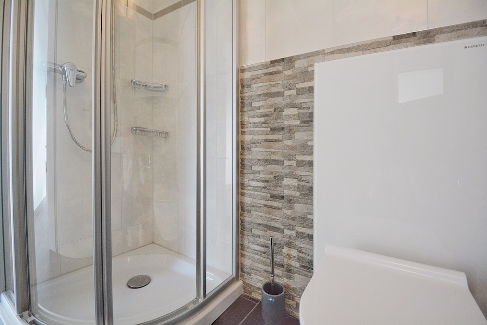 Modernes Badezimmer mit Dusche und WC