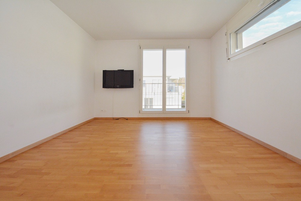 Leerer Wohnraum mit Balkonfenster