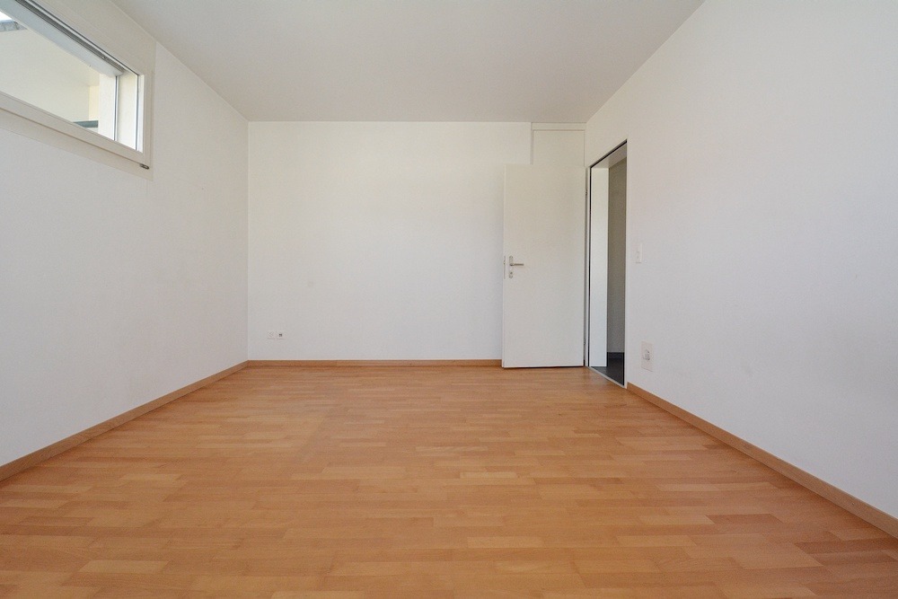 Leerer Raum mit Holzboden