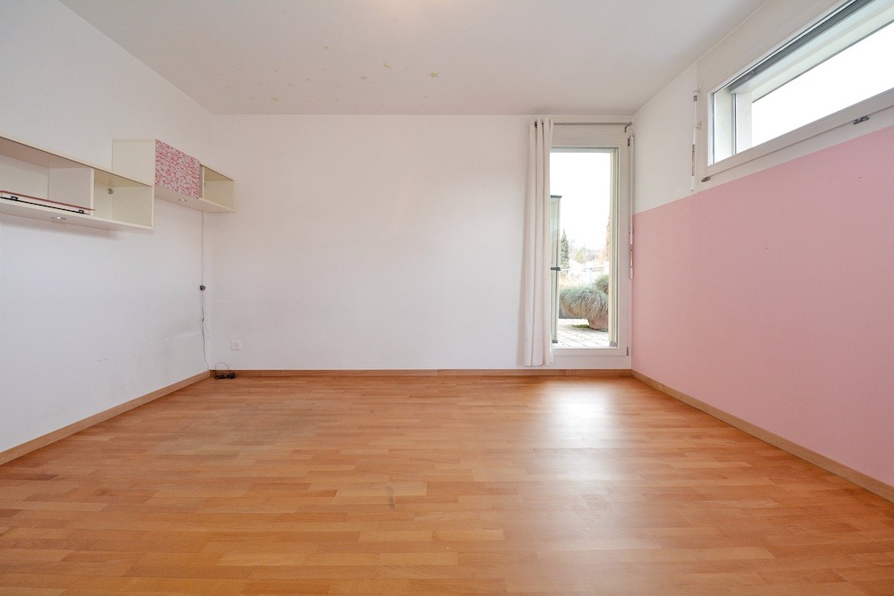 Heller leerer Raum mit rosa Akzentwand