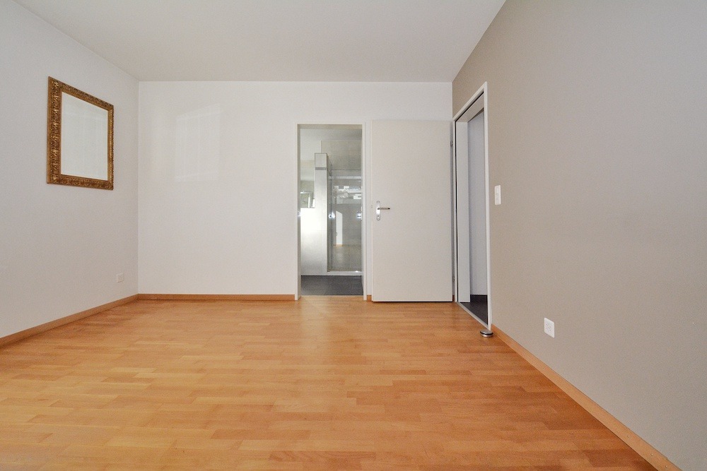 Leerer Raum mit Parkettboden