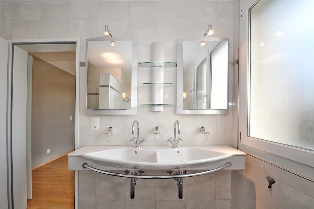 Modernes Badezimmer mit Doppelwaschbecken und Spiegelschränken