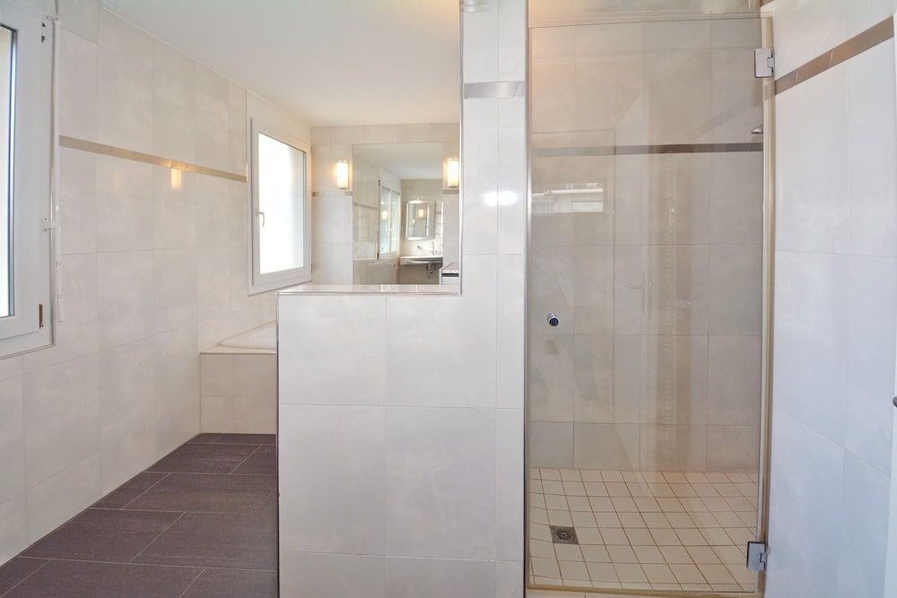 Modernes Badezimmer mit Duschbereich