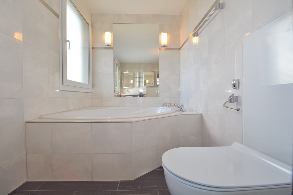 Helles Badezimmer mit Badewanne und WC