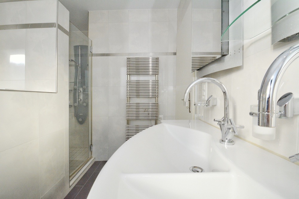 Modernes Badezimmer mit Badewanne und Dusche