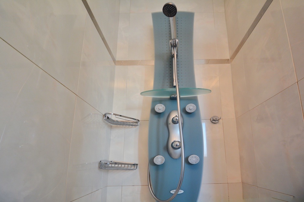 Badezimmer mit Dusche