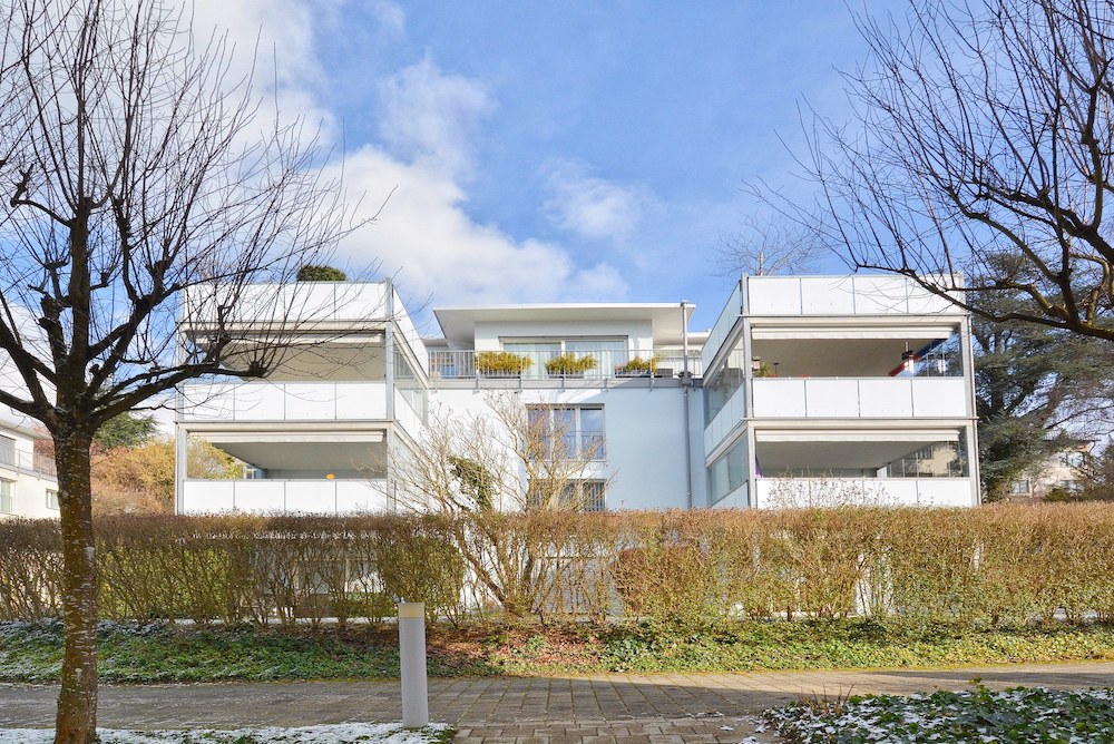 Modernes Mehrfamilienhaus mit Balkonen