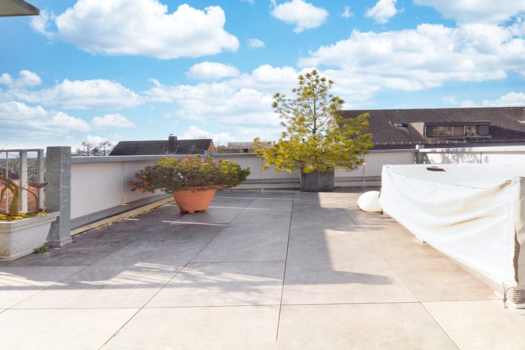 Dachterrasse mit Blick auf Wohngebäude