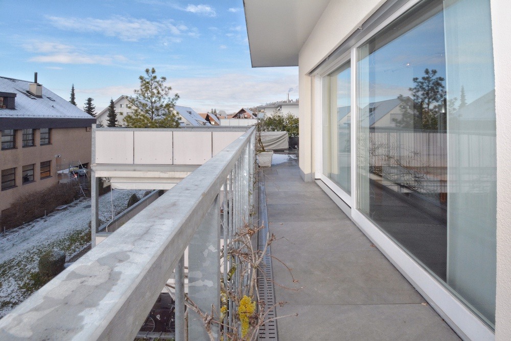 Balkon mit Glasgeländer