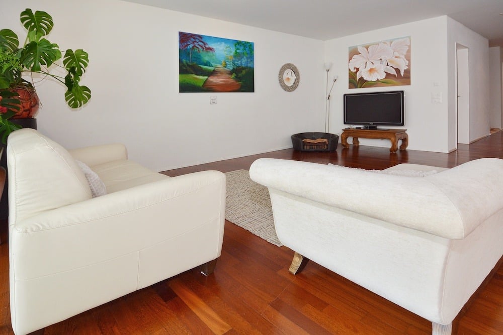 Helles Wohnzimmer mit weißen Sitzmöbeln