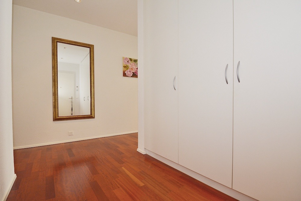 Flur mit großem Spiegel und Einbauschrank