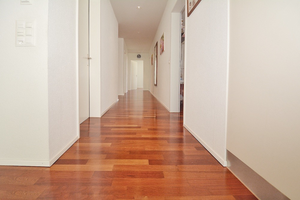 Heller Flur mit Holzfußboden