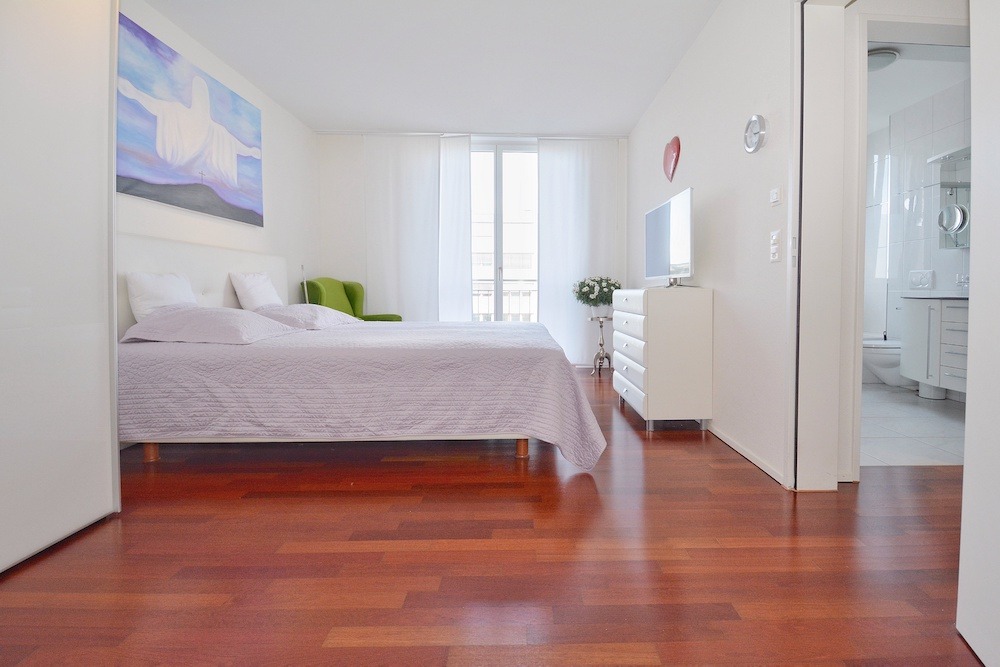 Helles Schlafzimmer mit Badezimmerzugang