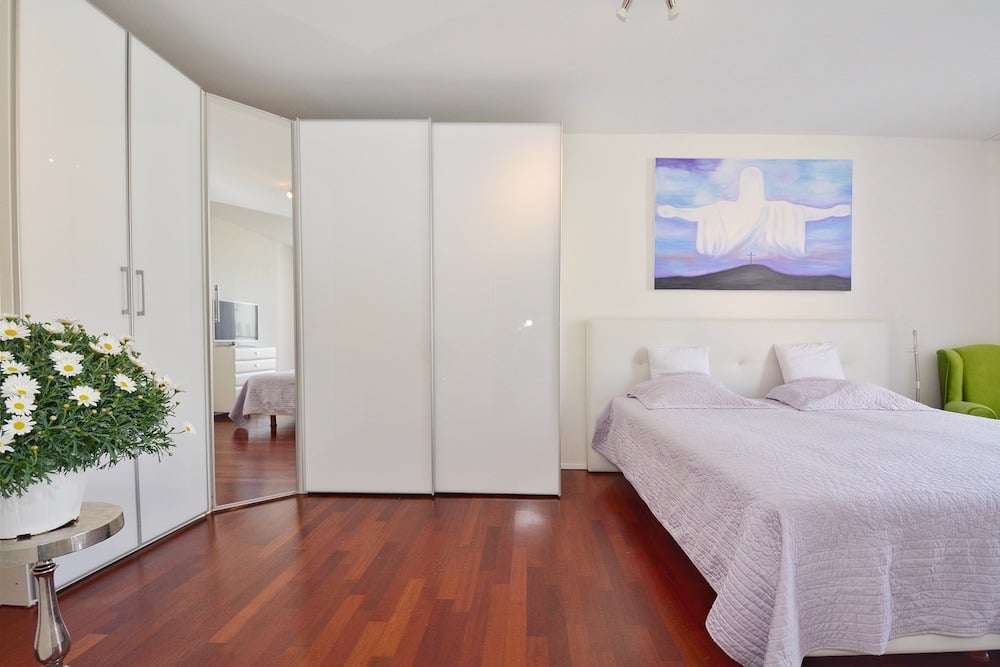 Helles Schlafzimmer mit Einbauschränken
