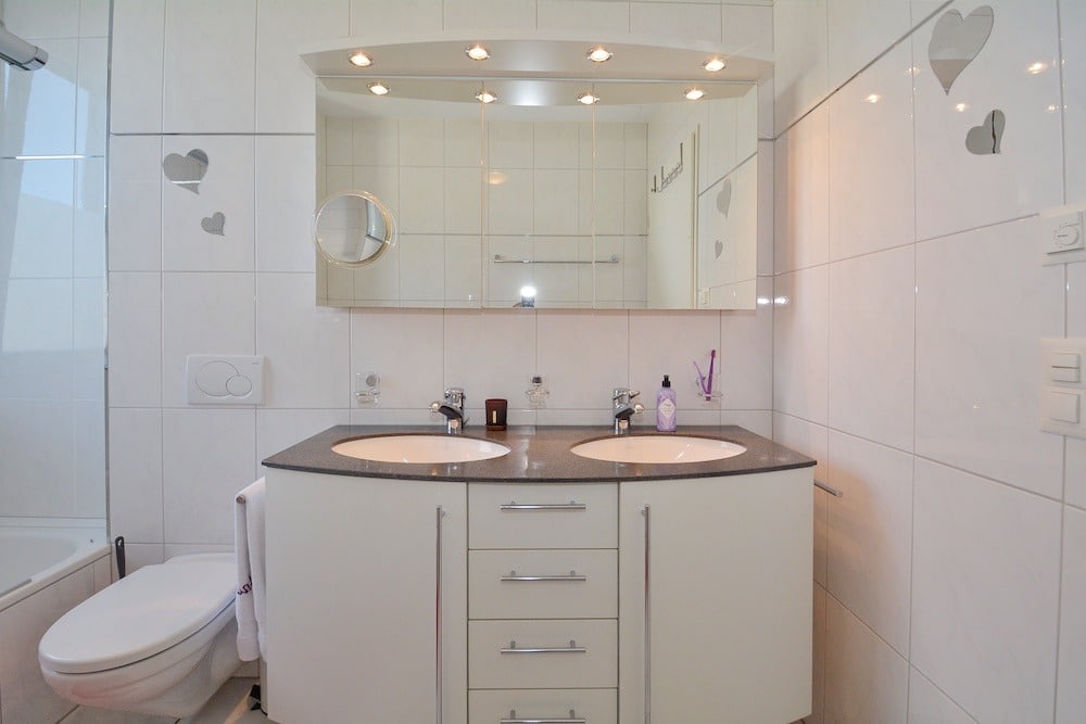 Modernes Badezimmer mit Doppelwaschtisch