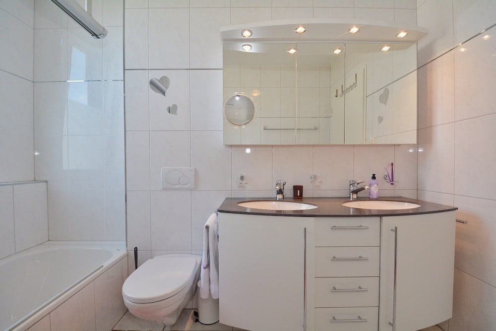 Modernes Badezimmer mit Badewanne und Doppelwaschtisch