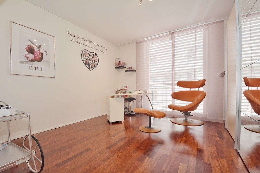 Nagelstudio-/Beautyraum mit Fensterfront