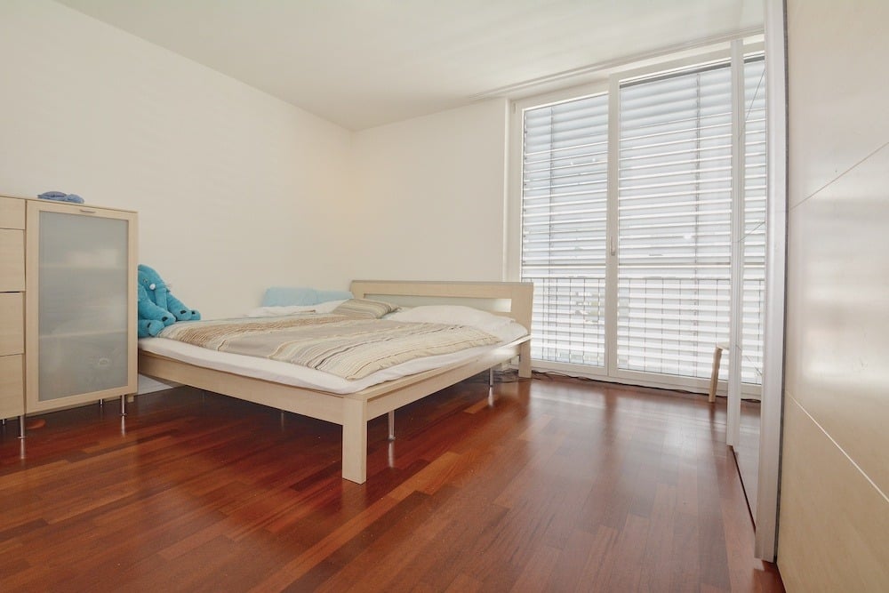 Helles Schlafzimmer mit Balkonfenster