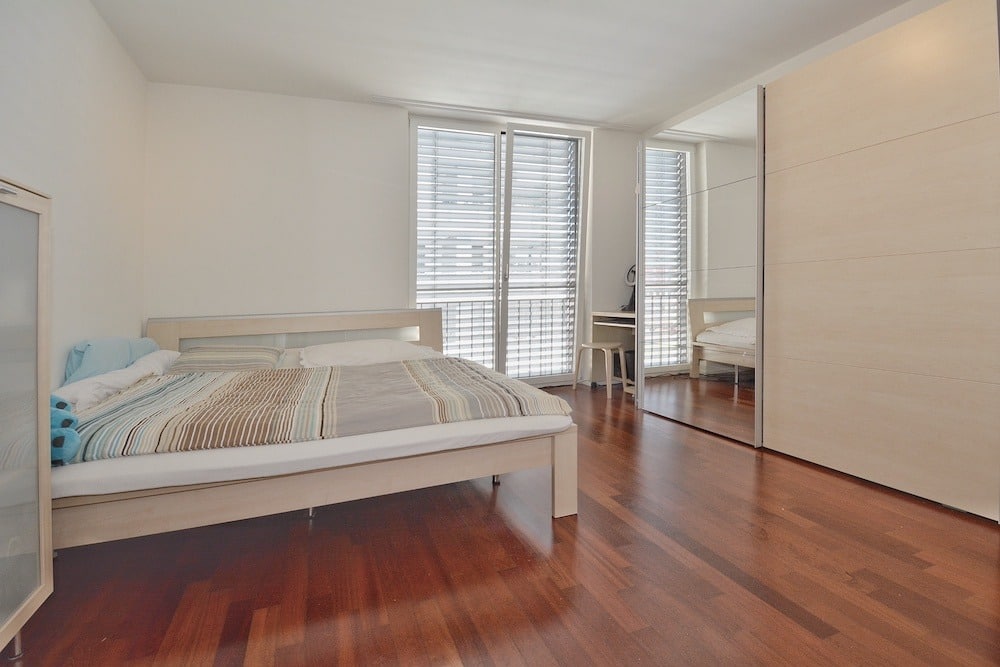 Helles Schlafzimmer mit Holzfußboden