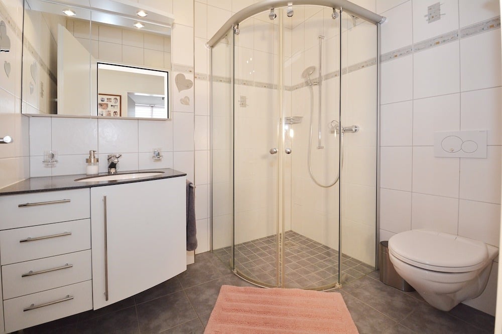 Modernes Badezimmer mit Glasduschkabine und Waschbereich