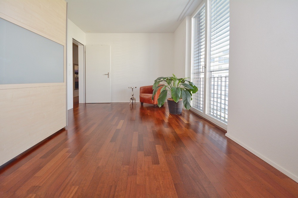 Helles Zimmer mit Holzboden und Fensterfront