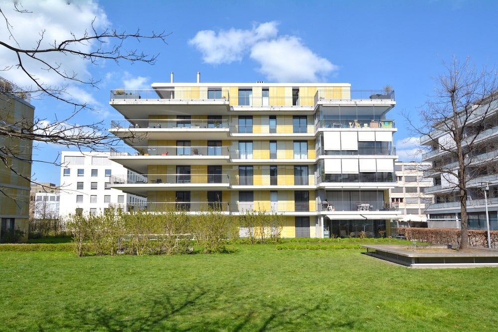 Moderne Wohnanlage mit großzügiger Grünfläche