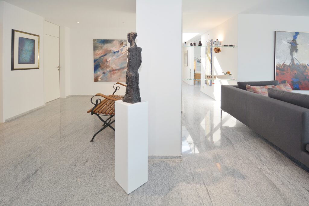 Heller Wohnbereich mit Kunst und Polstermöbel