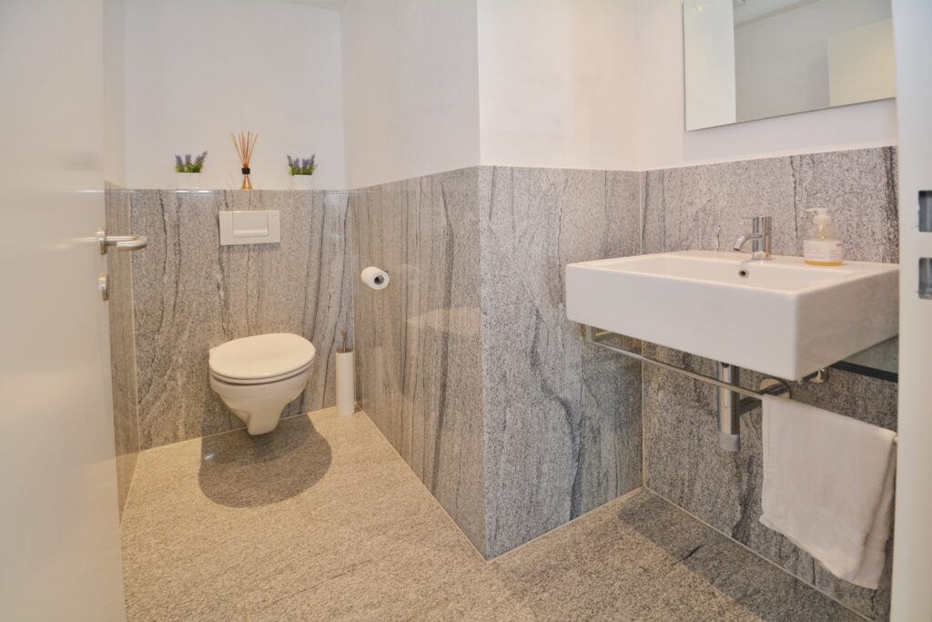 Gäste-WC mit Natursteinoptik