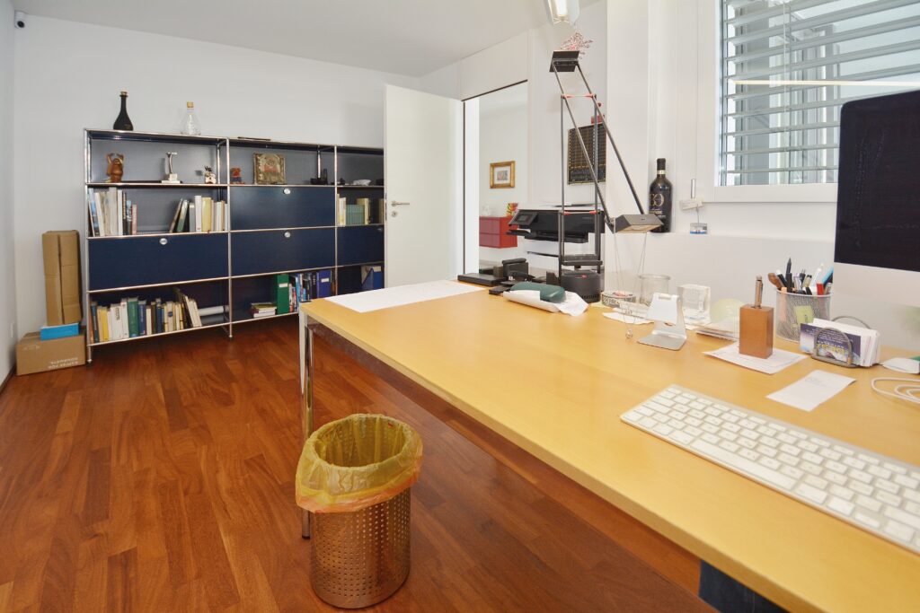 Arbeitszimmer mit Schreibtisch und Regal
