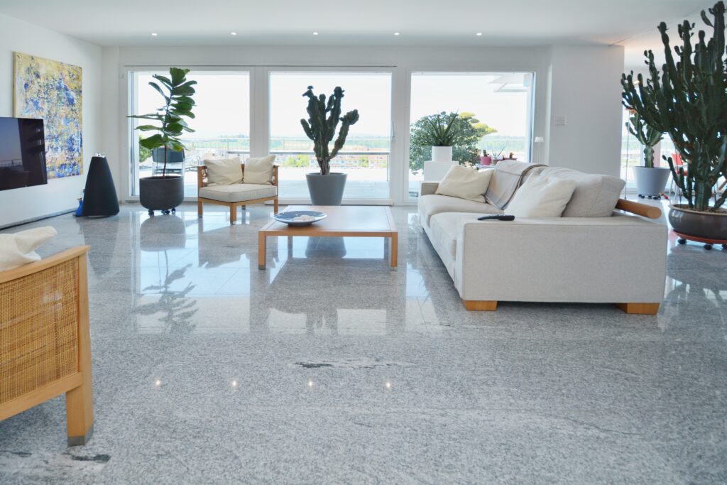 Heller moderner Wohnraum mit Terrasse
