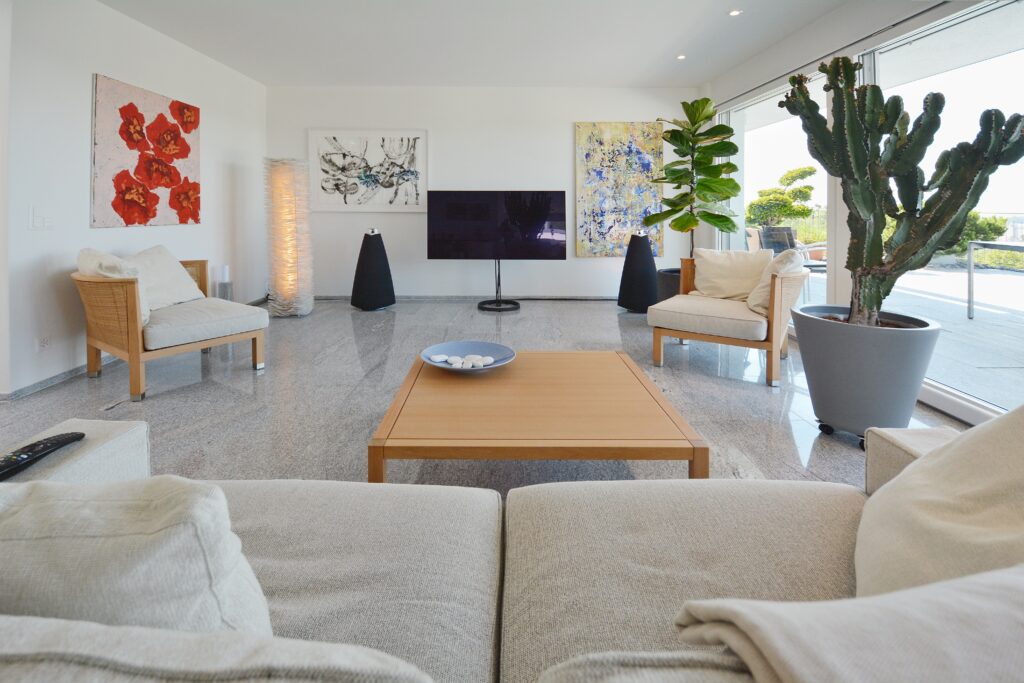 Modernes Wohnzimmer mit großer Fensterfront